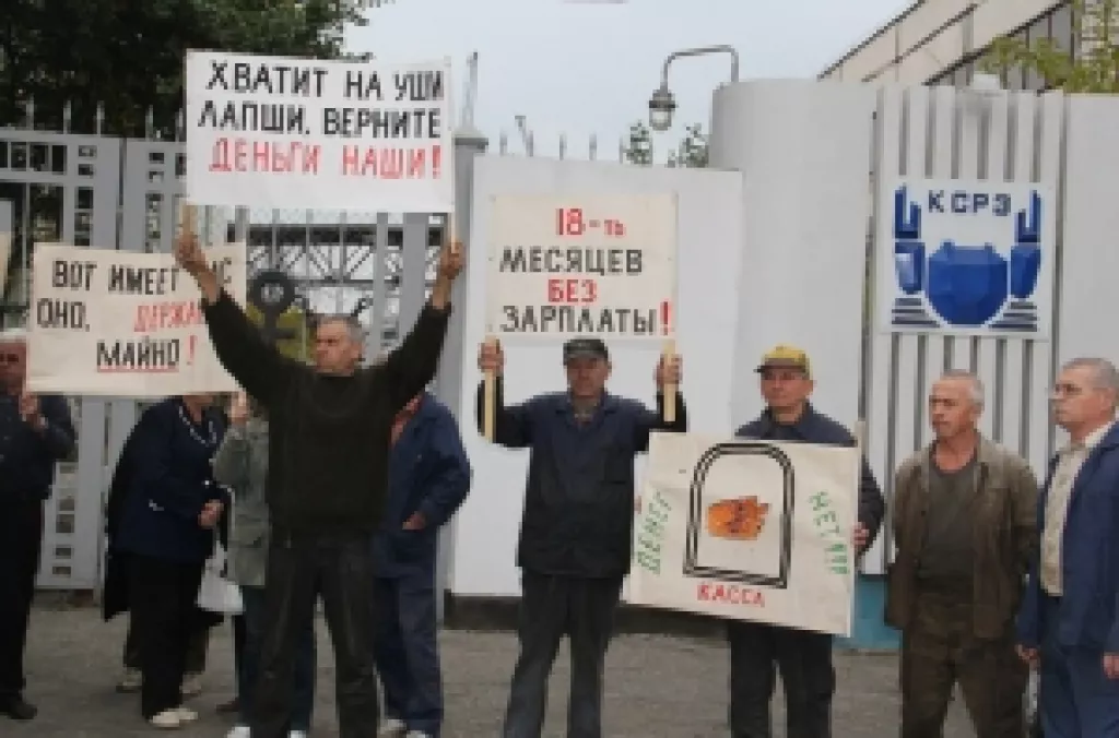 В Керчи судоремонтники, требуя зарплату, перекрыли дорогу