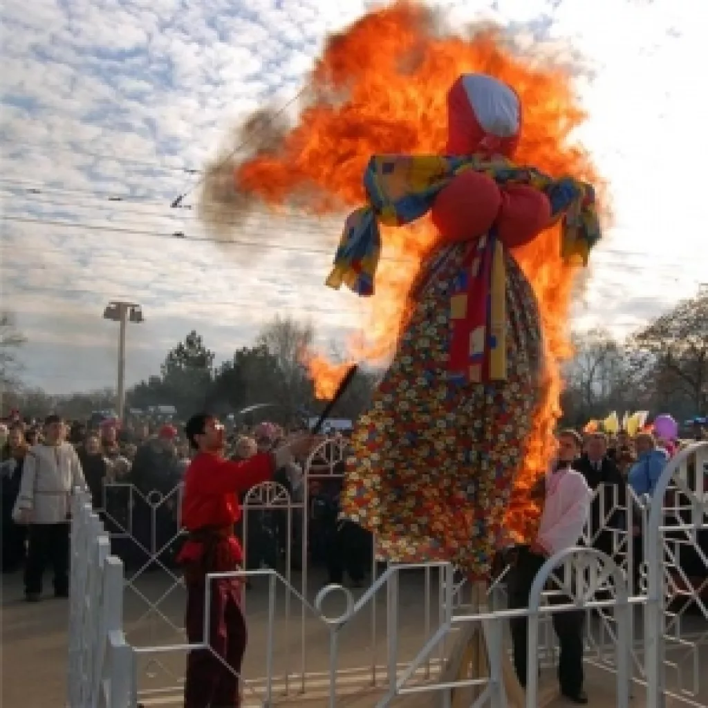 Масленница в Индии: рабочие сожгли работодателя из-за угрозы увольнений