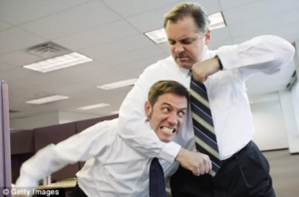 Вопрос юристу - что будет если избить директора на работе?