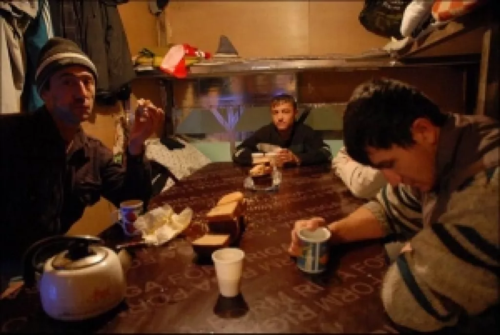 После общения с УФСБ и ОМОН полторы тысячи рабочих-мусульман снова приступили к работе