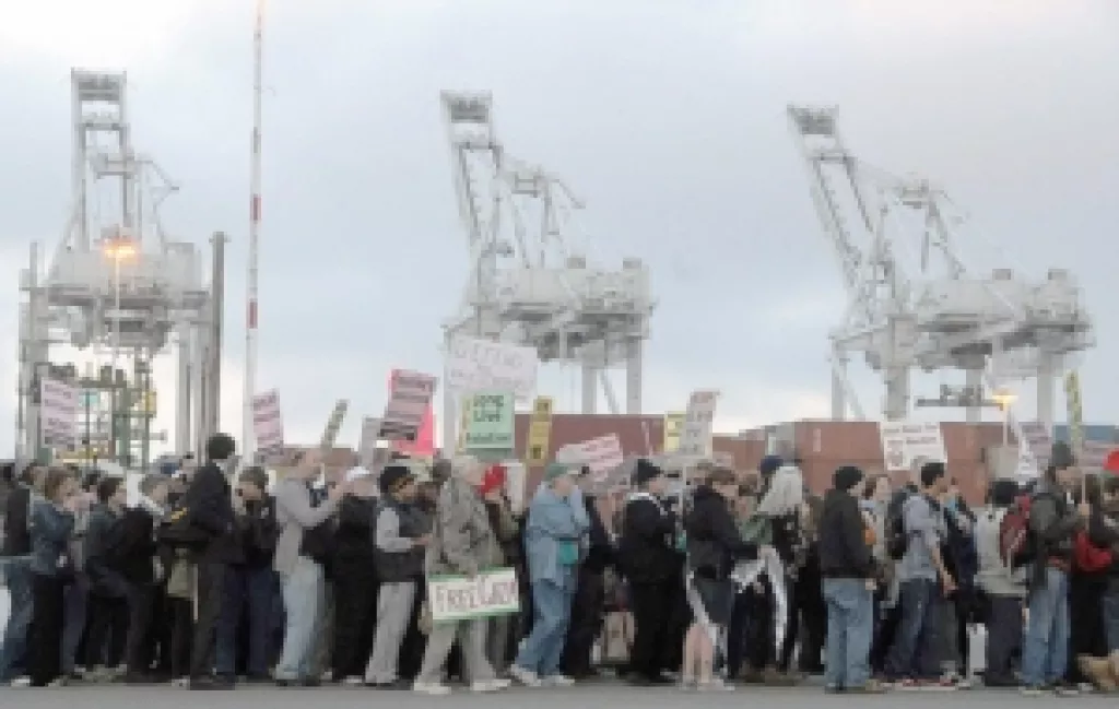 В Мурманске профсоюз докеров добился повышения зарплат на 10%