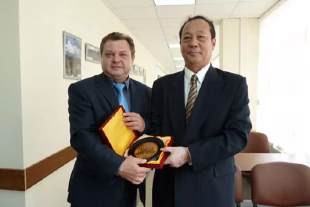 История первая: иностранцев учат создавать самолеты на московских рынках? 